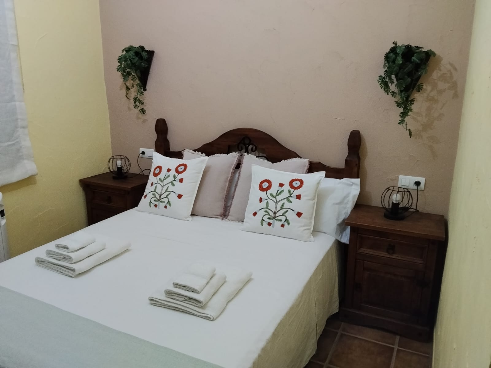 Salón con chimenea de la casa rural